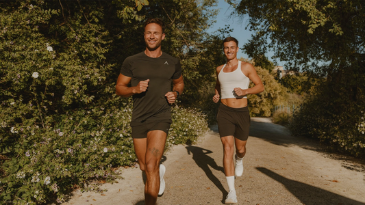 Mann joggt im Park – Longevity nach 40